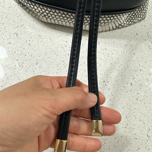 Vince Camuto genuine leather bucket bag - Picture 2 of 9